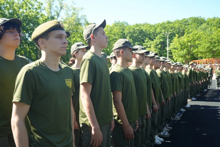 🎖️ Первая смена «Время юных героев» завершилась в Хабаровском крае

145 ребят прошли две недели инт