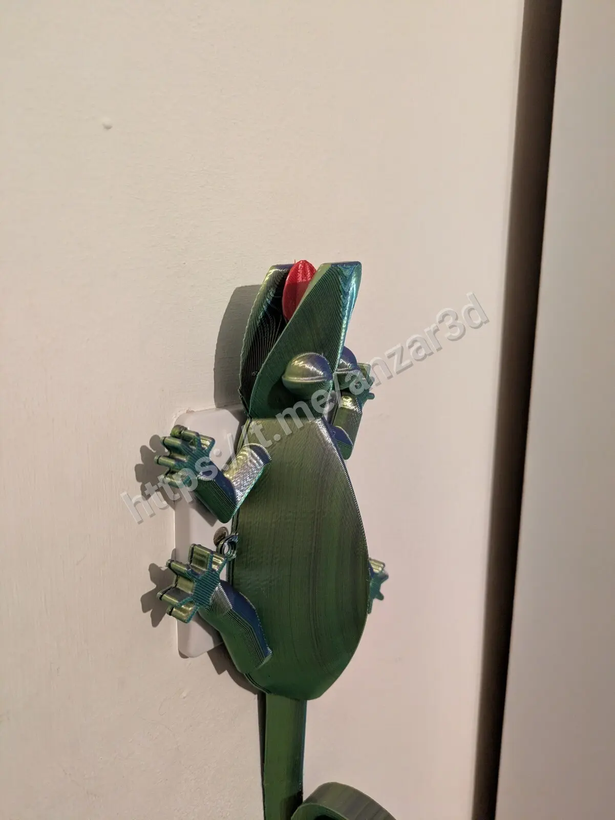 🦎 Ящерица на выключателе с высовывающимся языком