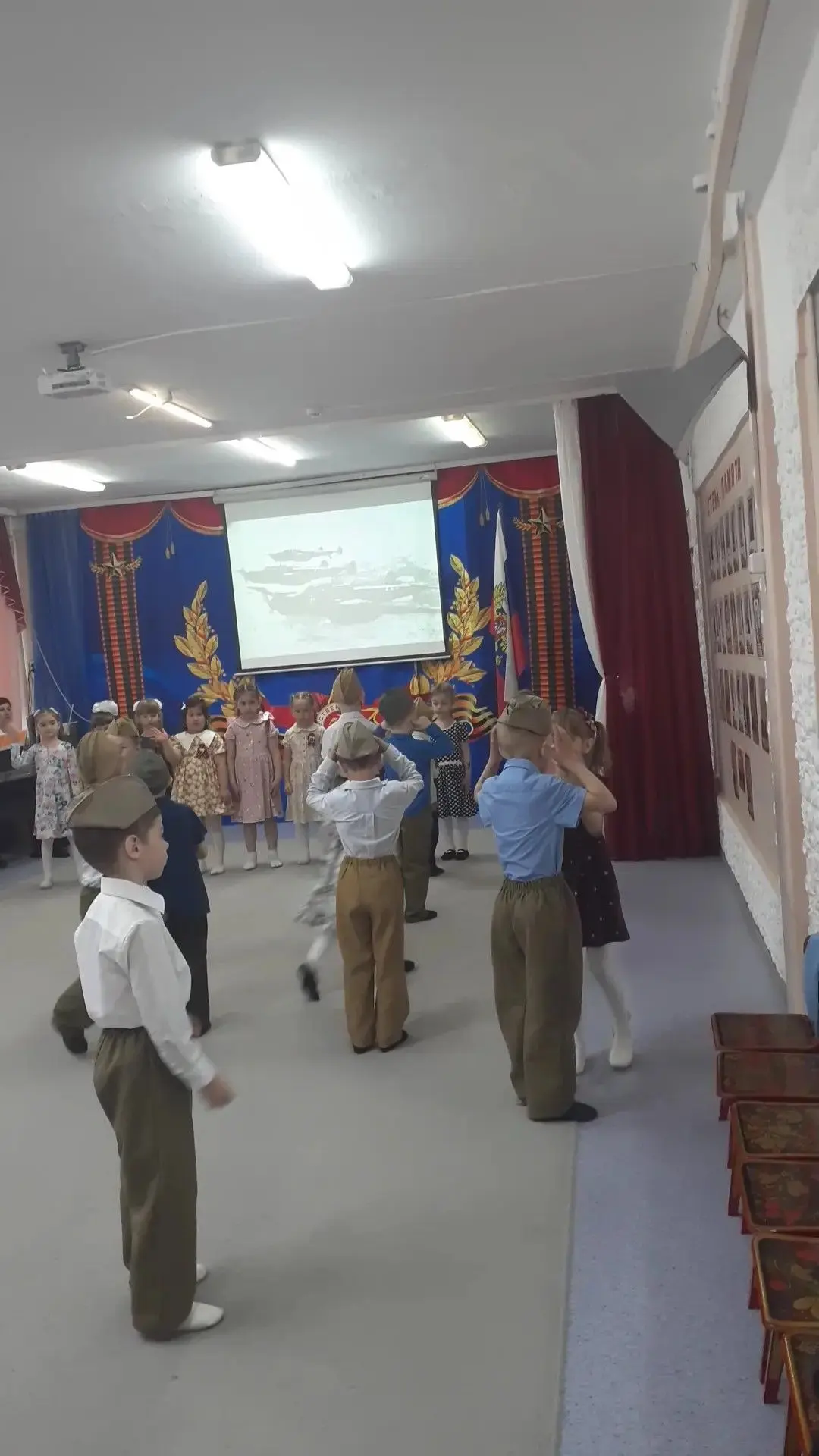 Детям своим расскажите о них,
чтоб
запомнили!
Детям детей
расскажите о них,
чтобы тоже
запомнили!
Во