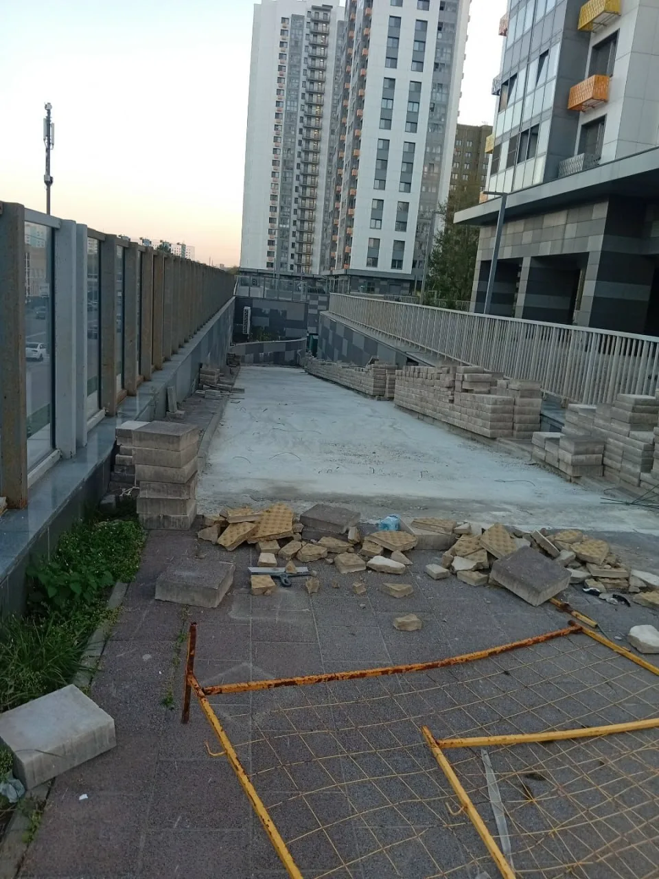 Подписчик сообщил, что уже в третий раз переносят сроки работ на Речников, 18/20. Ранее...