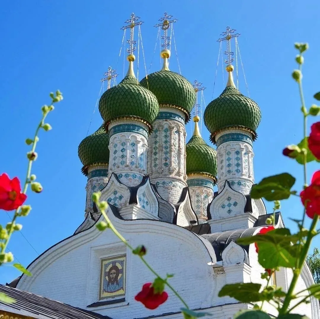 Одна старинная легенда рассказывает о том, как бедная женщина с младенцем на руках прох...