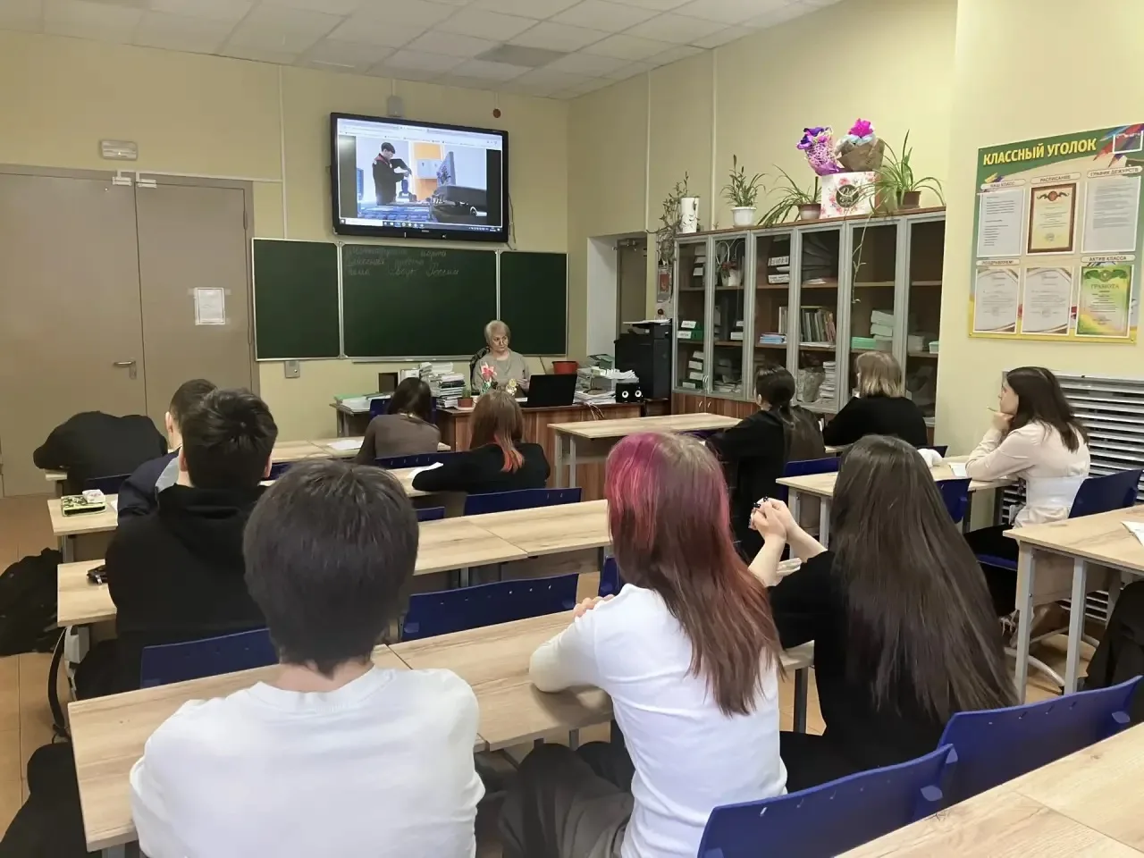 🇷🇺 Понедельник в Колтушской СОШ выдался по-настоящему событийным!  Сегодняшнее утро началось с торже