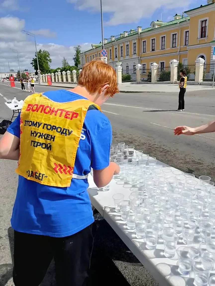 🏃‍♀️✨ Волонтёр на старте: Анна Куракина из 8 «Г» класса  приняла участие в «ЗаБег.РФ»! ✨🏃‍♂️ 23 мая 