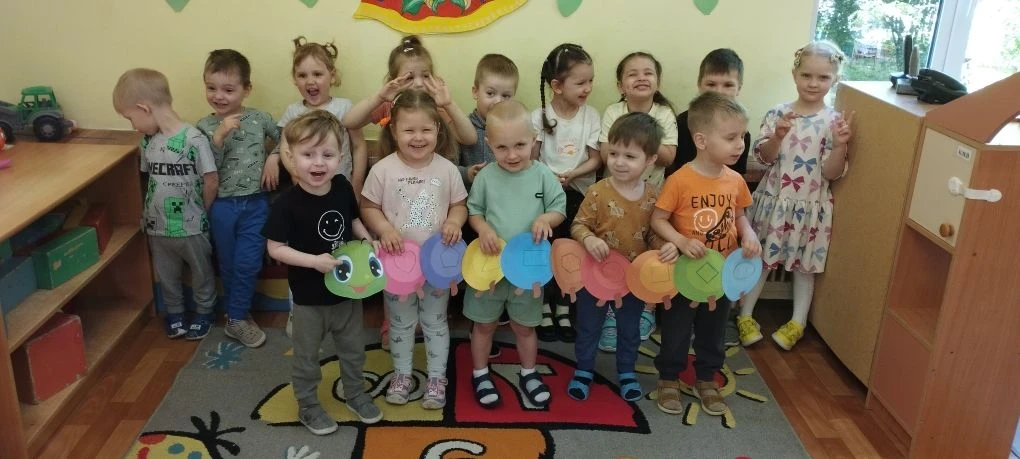На этой неделе ребята из 2 группы "Солнечные зайчики" говорили о насекомых - бабочках, божьих коровк