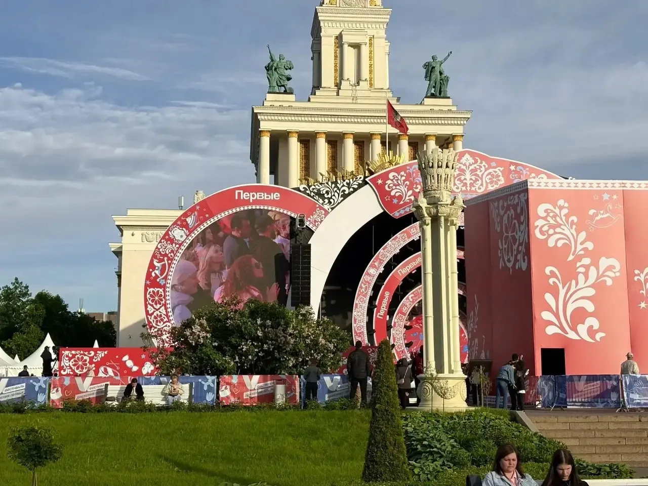 ФЕСТИВАЛЬ ДВИЖЕНИЯ ПЕРВЫХ 

На ВДНХ прошёл V Фестиваль «Движения Первых» — главный праздник детства 