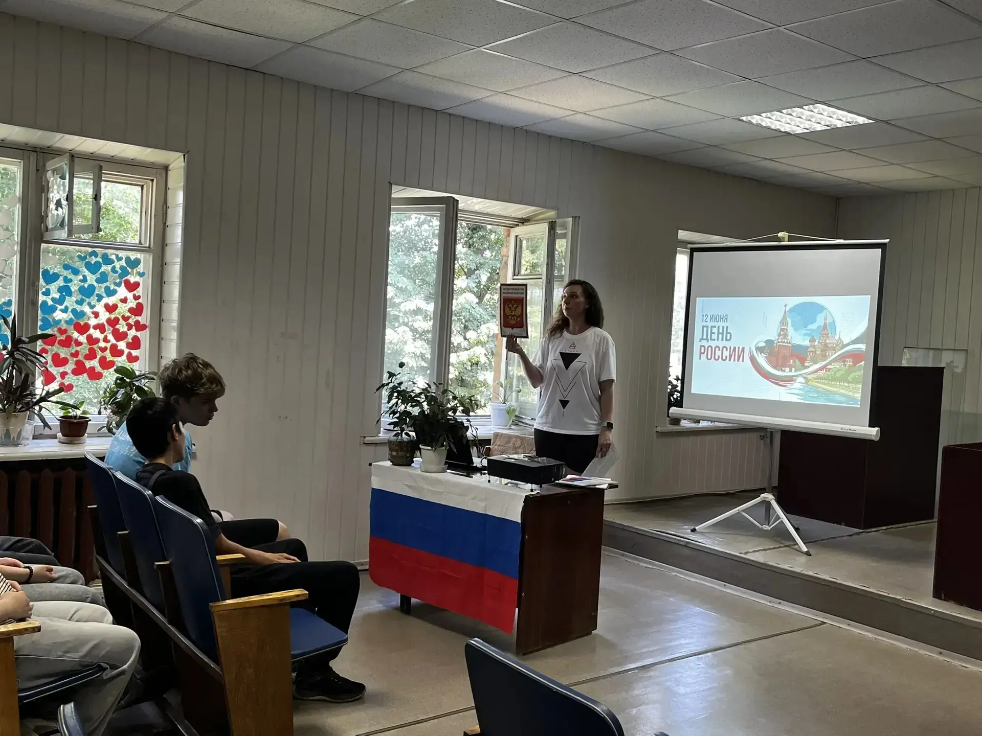 Патриотический час "Это моя Родина, это моя Россия".
11 июня в честь Дня России, библиотекарь Грицов