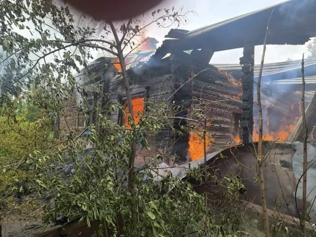 Во Владимире потушили крупный пожар в заброшенном доме
