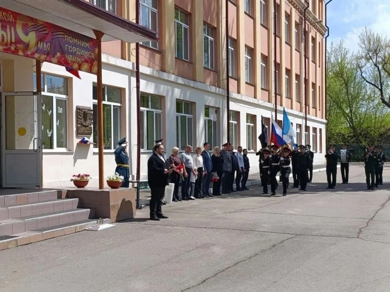 20 мая знаменной группе кадетских классов была доверена торжественная и почетная миссия - торжествен