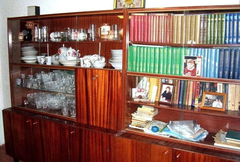 ⚡️ Сердце каждой советской гостиной! Тот самый лакированный сервант. 🛋📚🍷✨