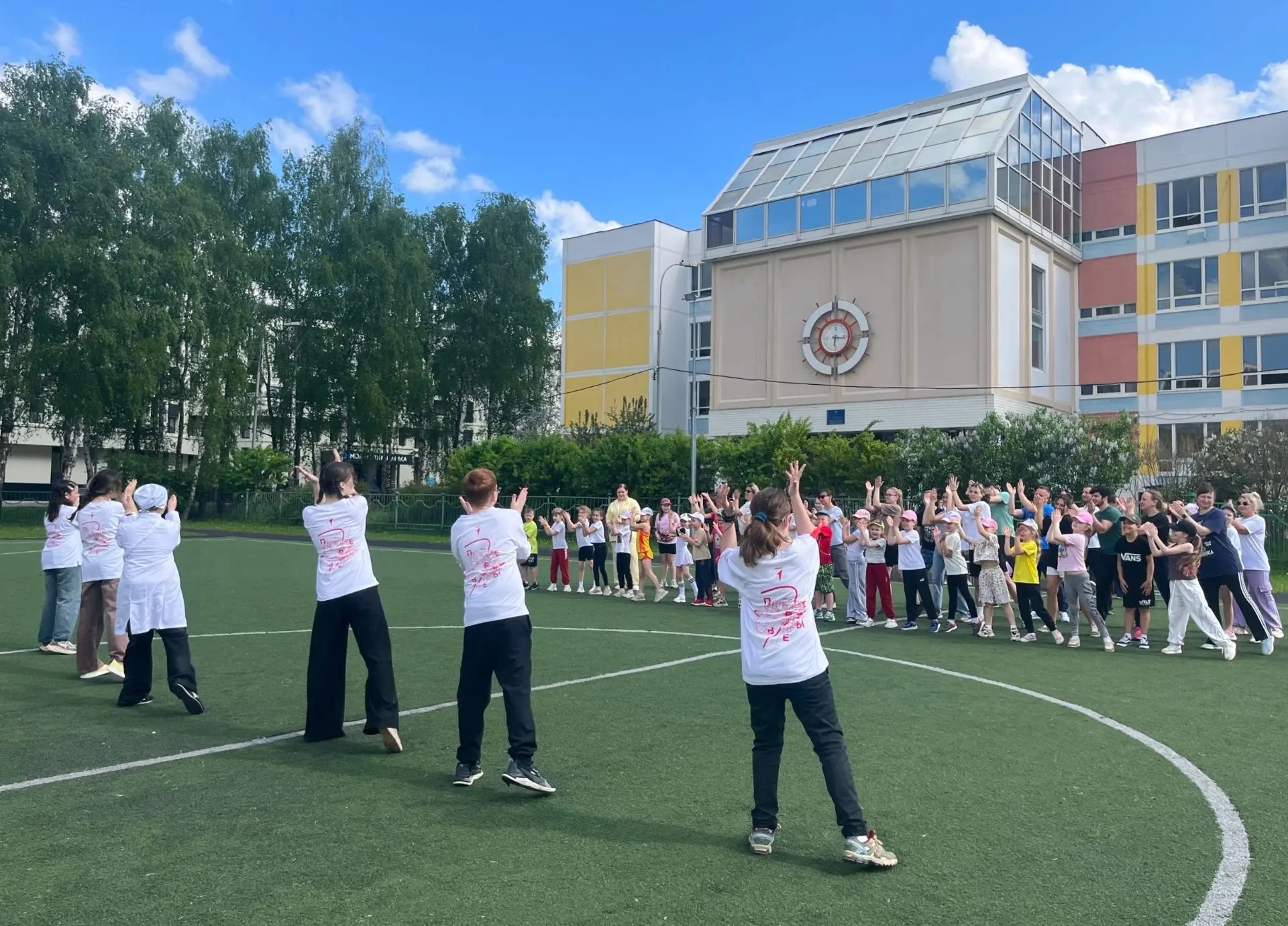Первоклассники и родители зажгли на «Дне здоровья»  💪 В нашей школе состоялся яркий семейный спортив