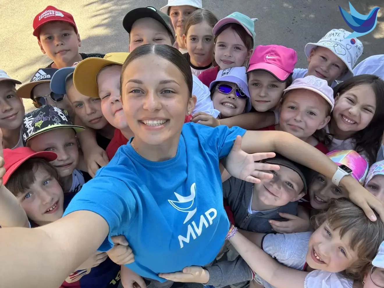 НАС ОБЪЕДИНЯЕТ!

🇷🇺В лагере «Мир» традиции — это не просто слова, а то, что создаёт атмосферу и об