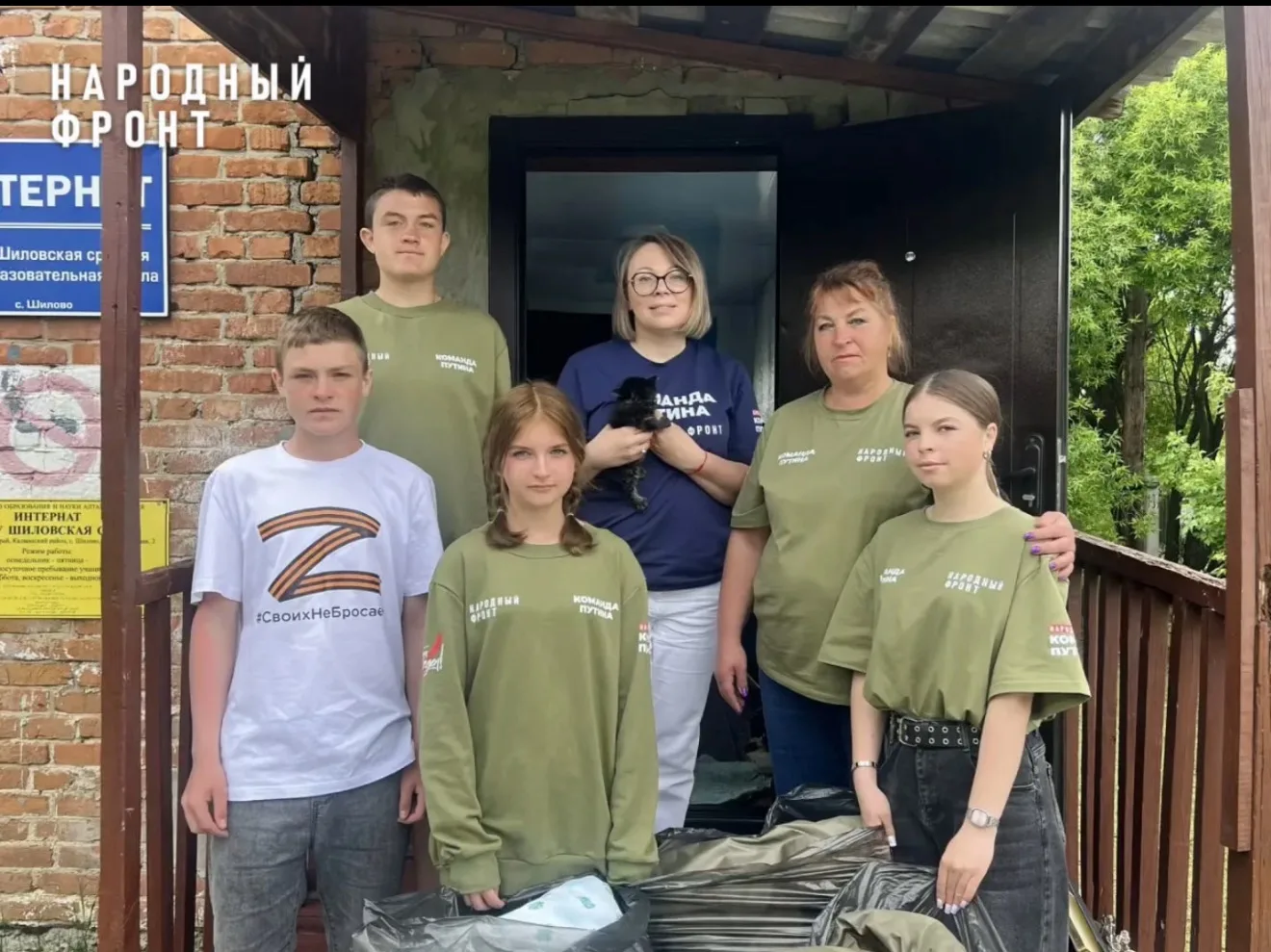 🐱 Сама милота: волонтёры Калманского района подарили представителю Народного фронта котёнка.

Много