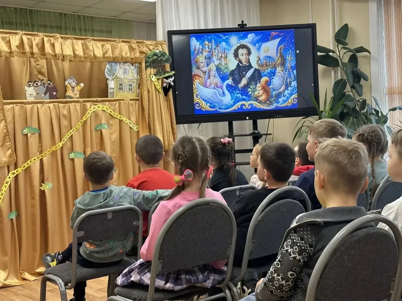 Сегодня наши ребята совершили настоящее путешествие в мир сказок! Они посетили городскую библиотеку,