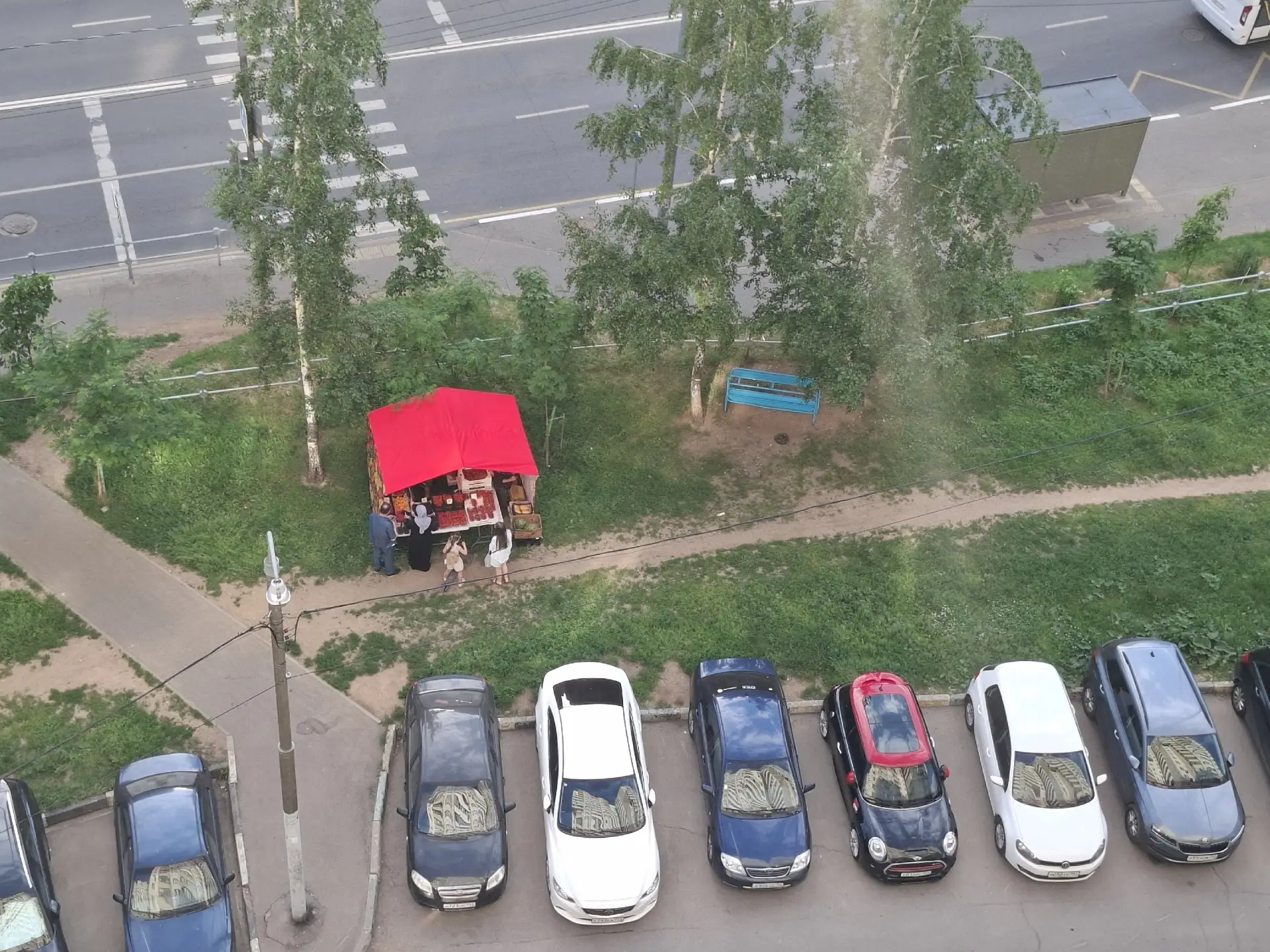 Хотелось бы уточнить у ваших представителей, на законных ли основаниях установлена палатка с фруктам