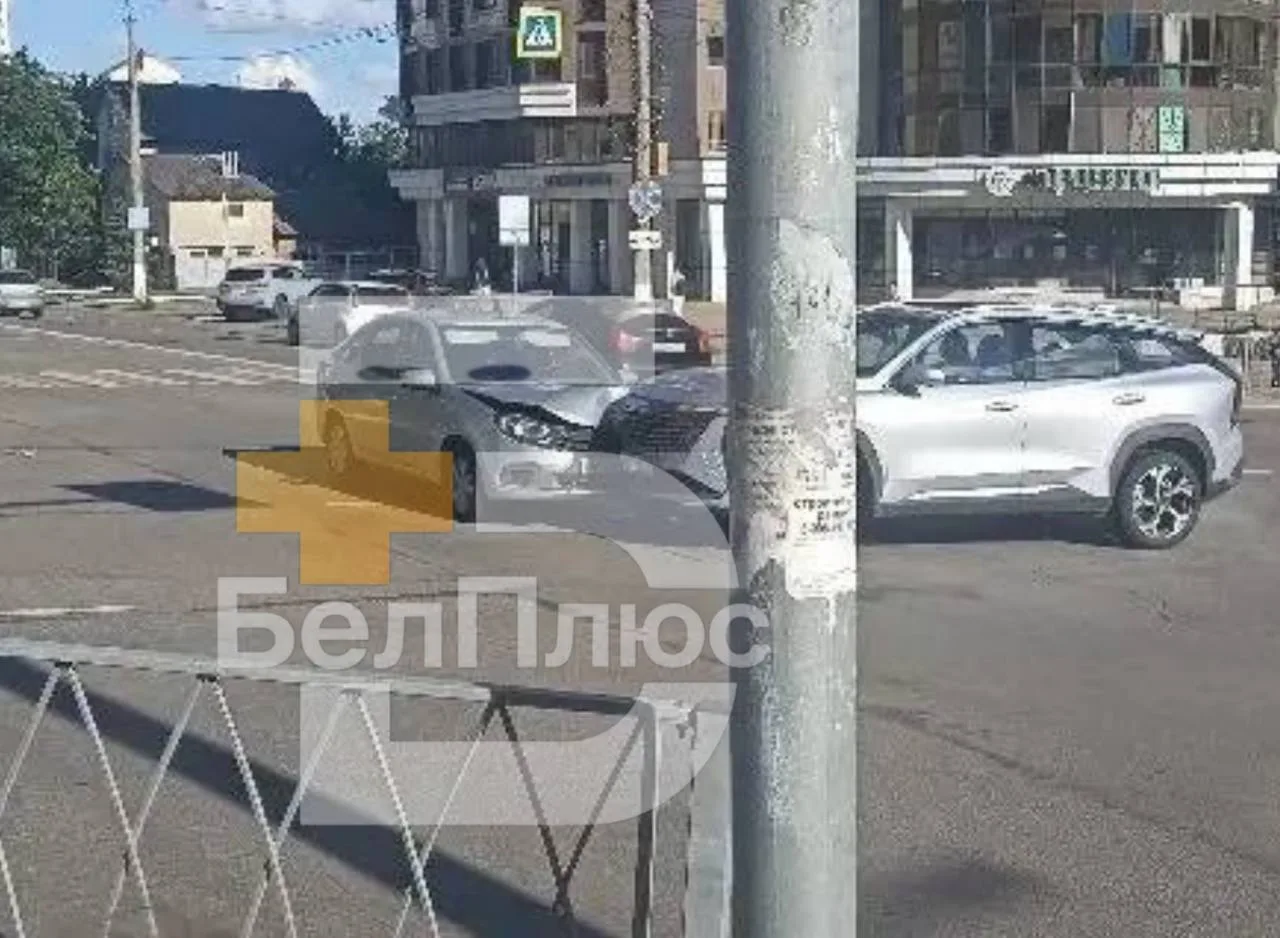 Сегодня на улице Белгородского полка столкнулись две легковушки 

Подробности пока неизвестны.


Сам