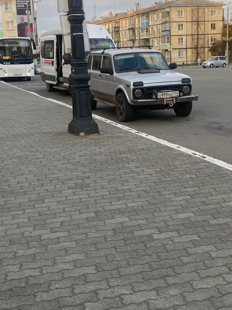 Вечером у ДК Маяк творится невероятное столпотворение машин. Родители везут своих детей...