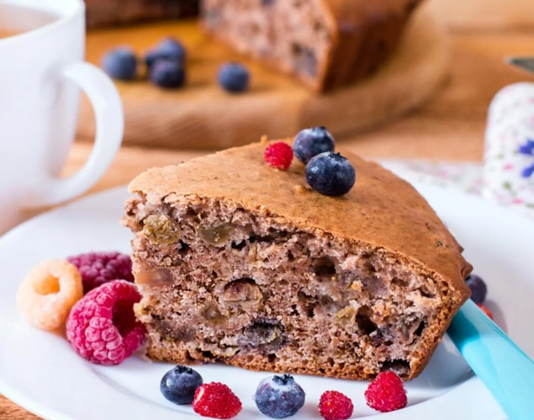 🍌 Постный банановый пирог с орехами и изюмом

ИНГРЕДИЕНТЫ:
🍌 Банан – 2 шт.
🌰 Орехи грецкие – 50 г