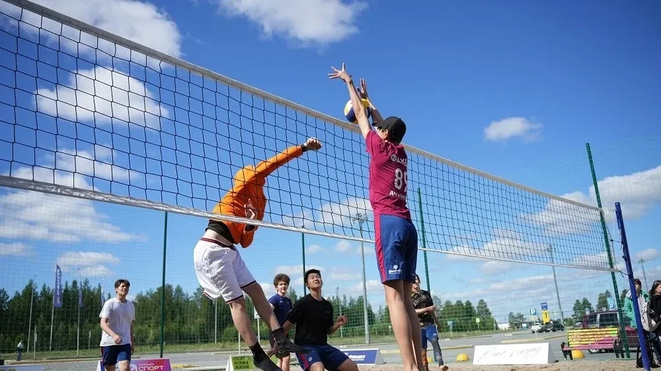 🏐 В Ноябрьске стартовали летние пляжные игры

В городе оборудовали несколько песчаных площадок для 