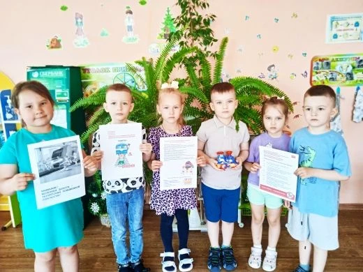 Сегодня в старшей группе "А" прошла беседа " Уступи дорогу поездам ".