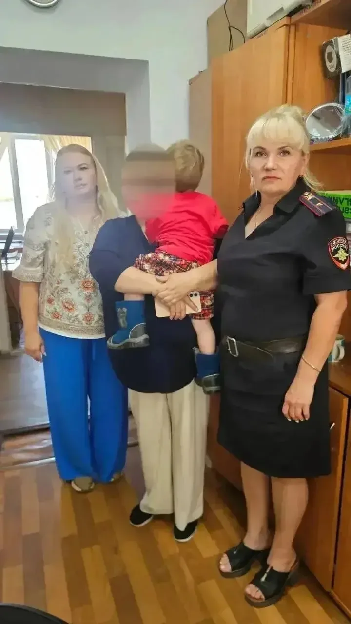 ❗️Родители ребенка нашлись. Оказалось, что мальчик из многодетной семьи. Пока мама отвл...