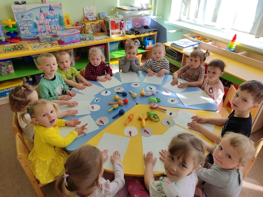 «Погремушка, погремушка — ты весёлая игрушка!» 🎉 — под таким девизом прошло занятие по лепке в наше