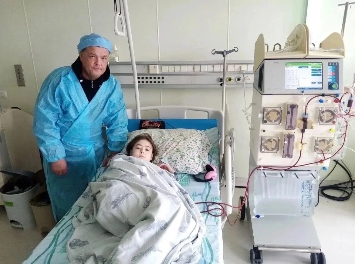 Евгений остался один с больной дочкой.

Сегодня мы навестили Евгения и его маленькую Алину в больниц