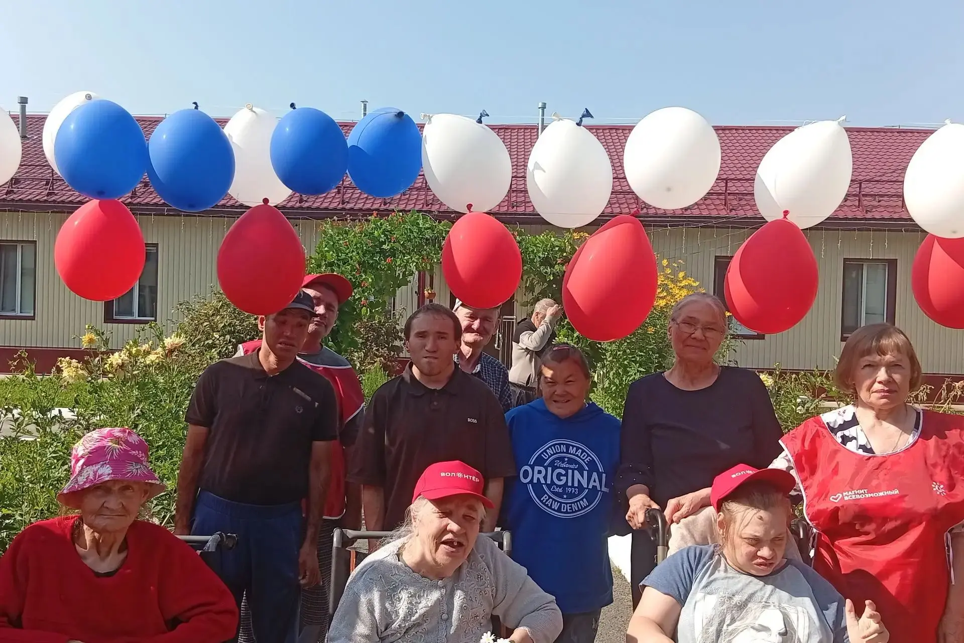 В домах социального обслуживания ко Дню флага России традиционно проходят теплые и душе...