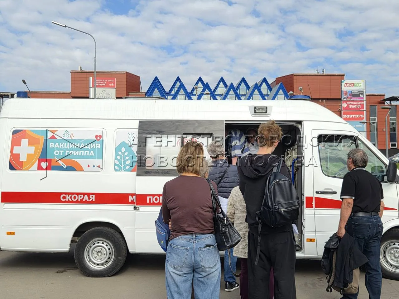 Возле станции Домодедовская открылся пункт мобильной вакцинации от гриппа.