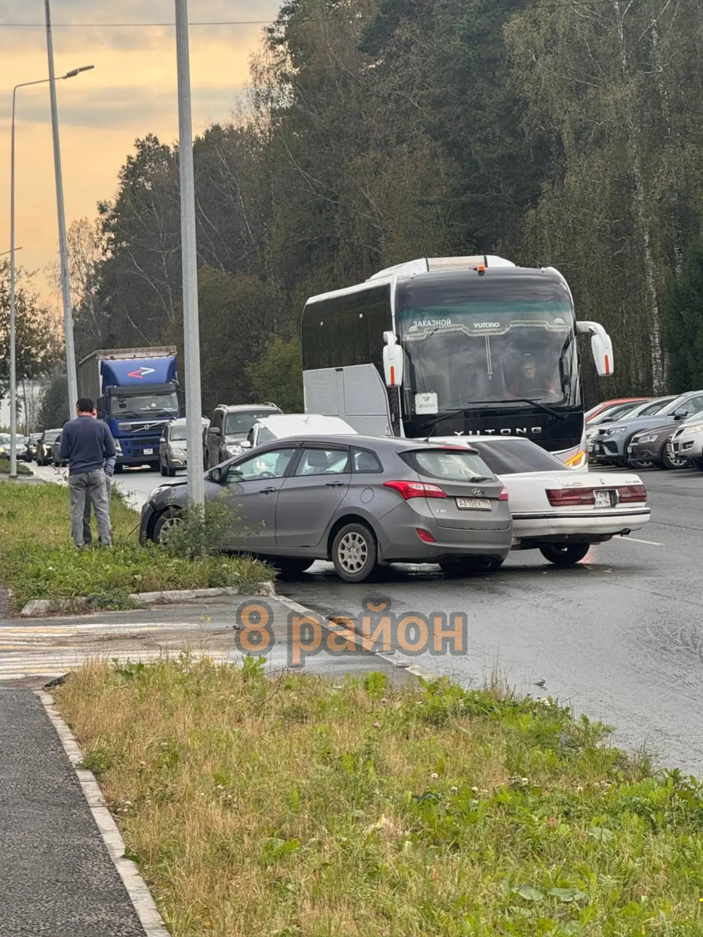 Нам пишут: сварщиков 13/1, авария, водитель хендая агрессирует на школьников и орет