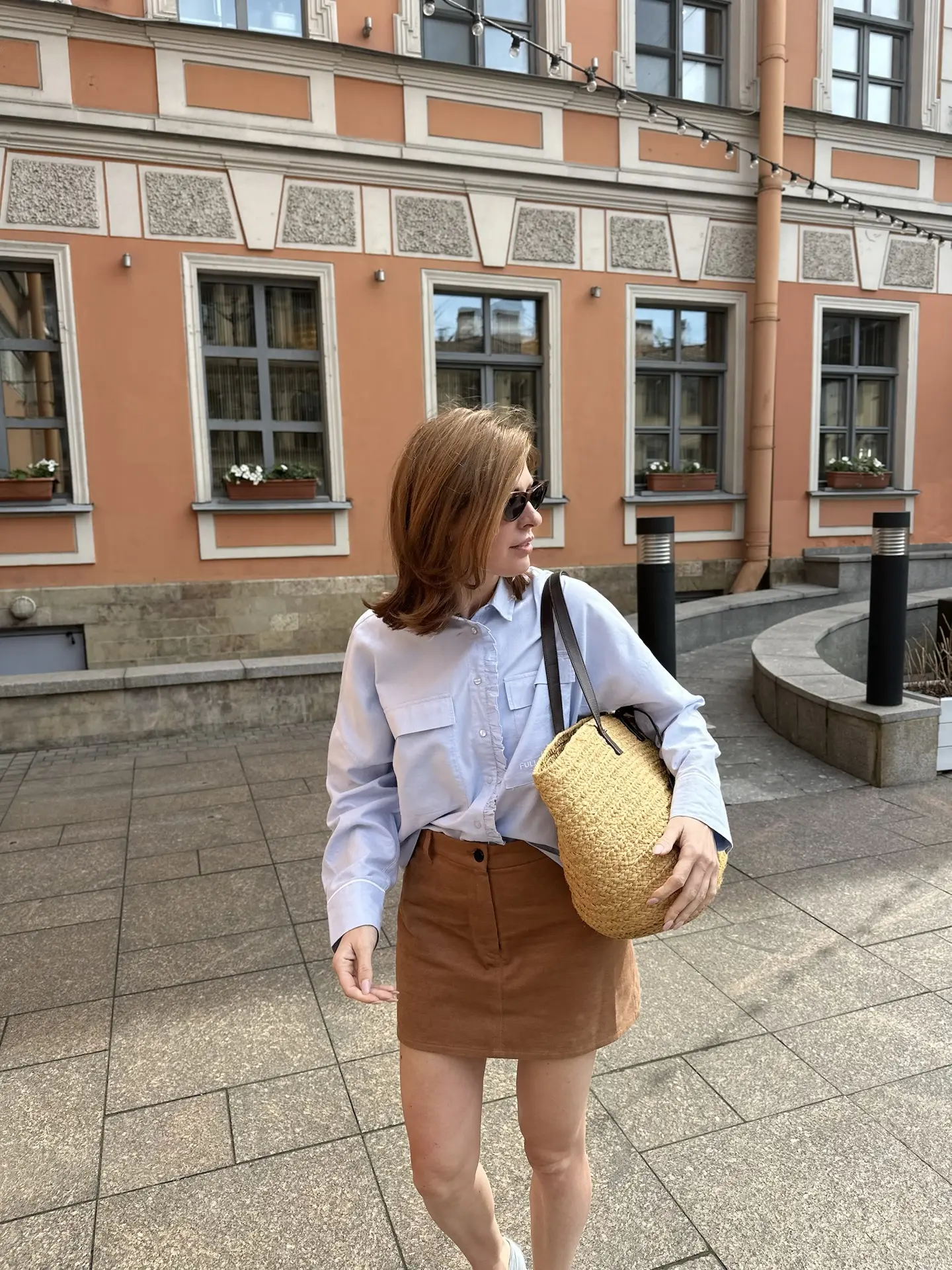 Образ дня:  Рубашка Smith&Soul Юбка aimclo Туфли Askent Сумка YSL  Очки Celine