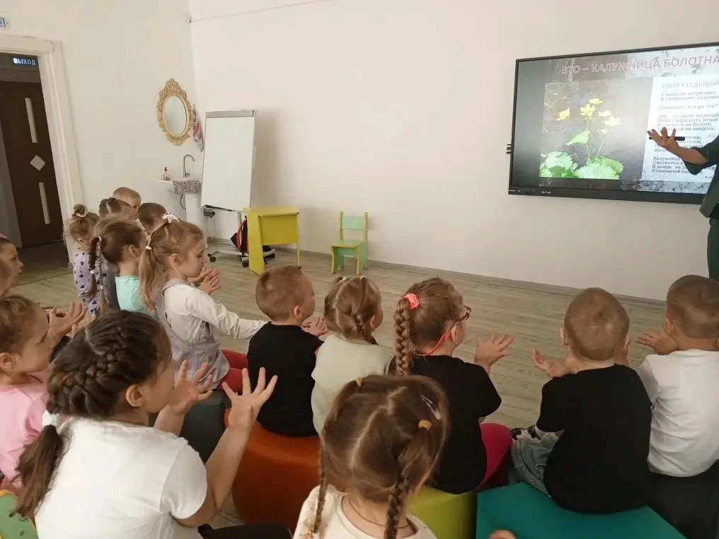 ✨ Музейный урок о первоцветах: первые вестники весны!  Сегодня в старшей группе прошёл увлекательный