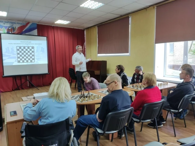 Шахматный мастер-класс для людей с ОВЗ прошёл в библиотеке Бердска  Шахматный центр «Маэстро» пров
