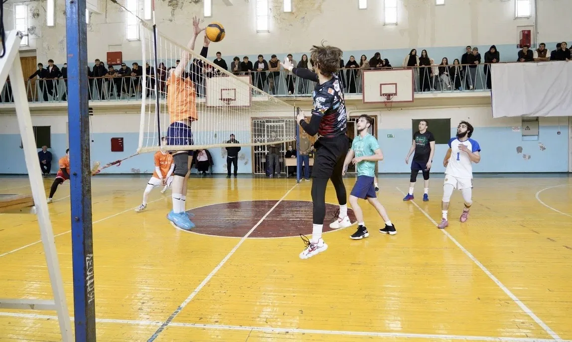 🏐 В КЧГУ проходит турнир по микс-волейболу!  Уже завтра, 15 апреля,  финал!   Приходите болеть за сп