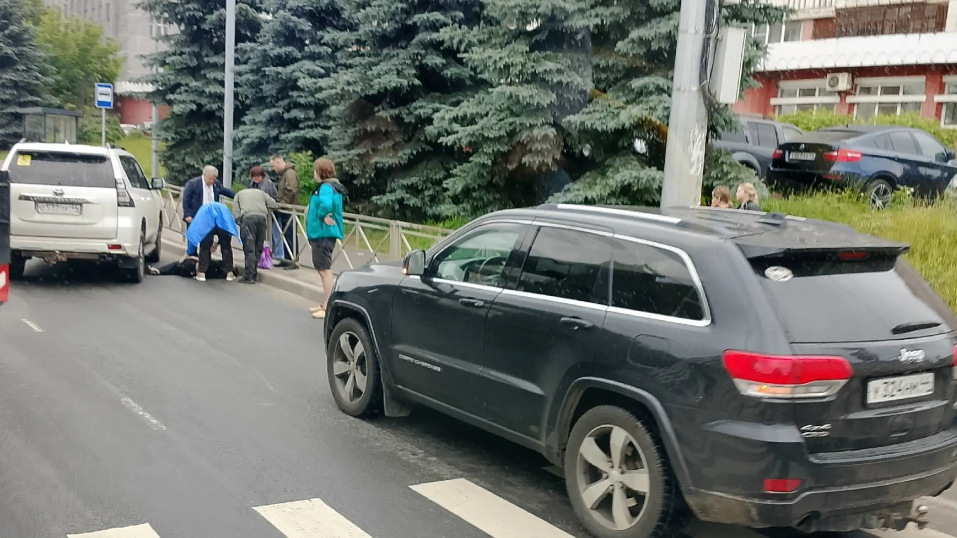 На перекрёстке Ивана Сусанина -Свердлова, возможно наезд на пешехода (на асфальте подросток )