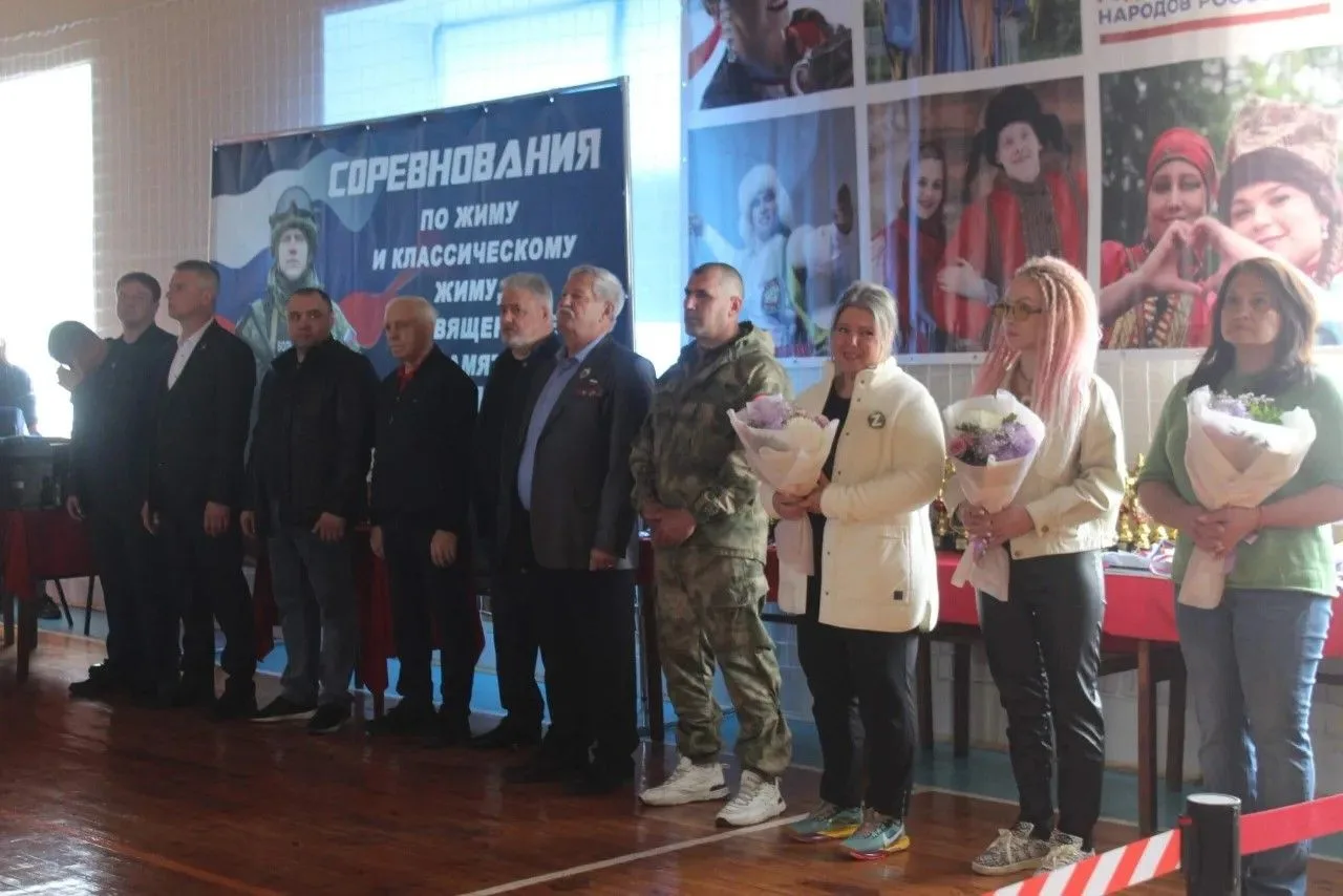 В Киселевске проходят региональные соревнования Кузбасса по пауэрлифтингу, посвященные памяти воинов