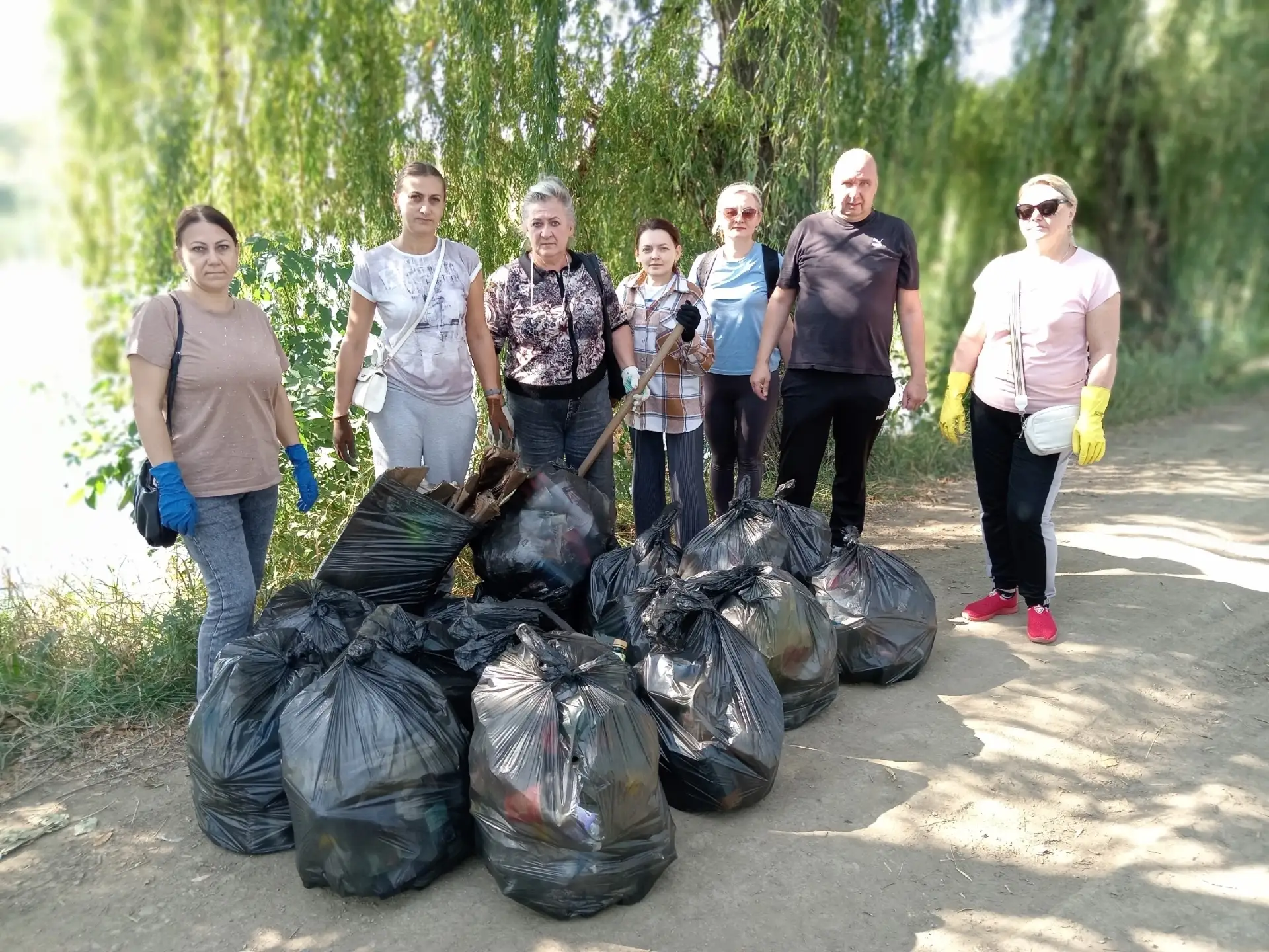 ✅Забота о природе начинается с нас: сотрудники Лутугинского РДК привели в порядок берег...