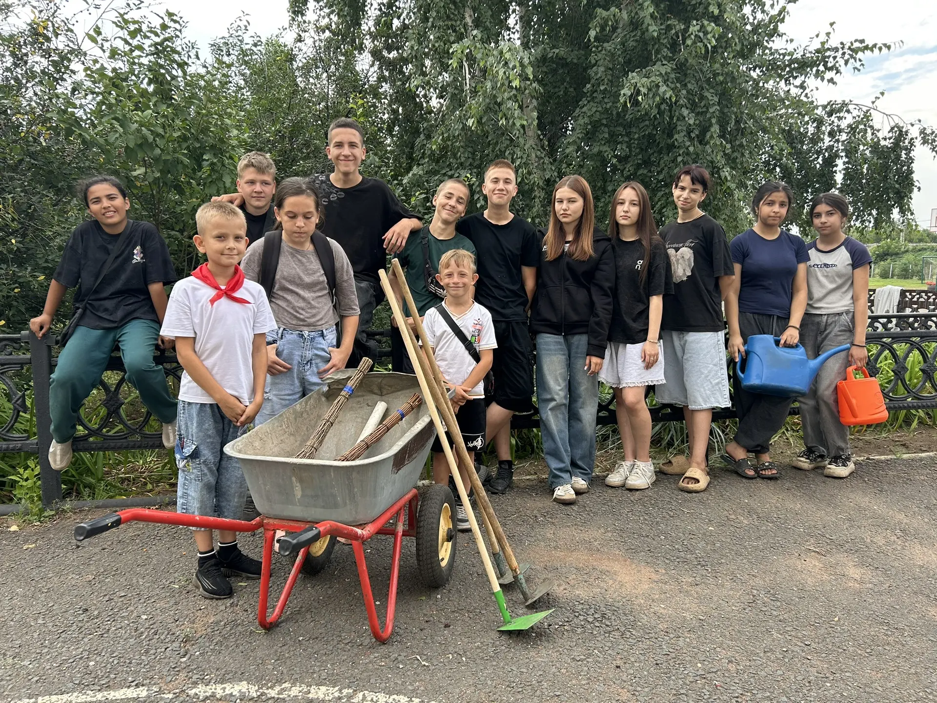 🤗Школьный двор мечты - это место, где можно поиграть, пообщаться, поработать и отдохнуть. 

😉Здесь