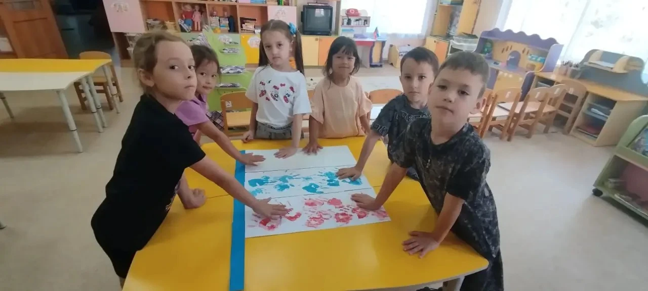Сегодня в нашей группе "АБВГДЕЙКА" прошел День Государственного флага России. Мы с ребя...