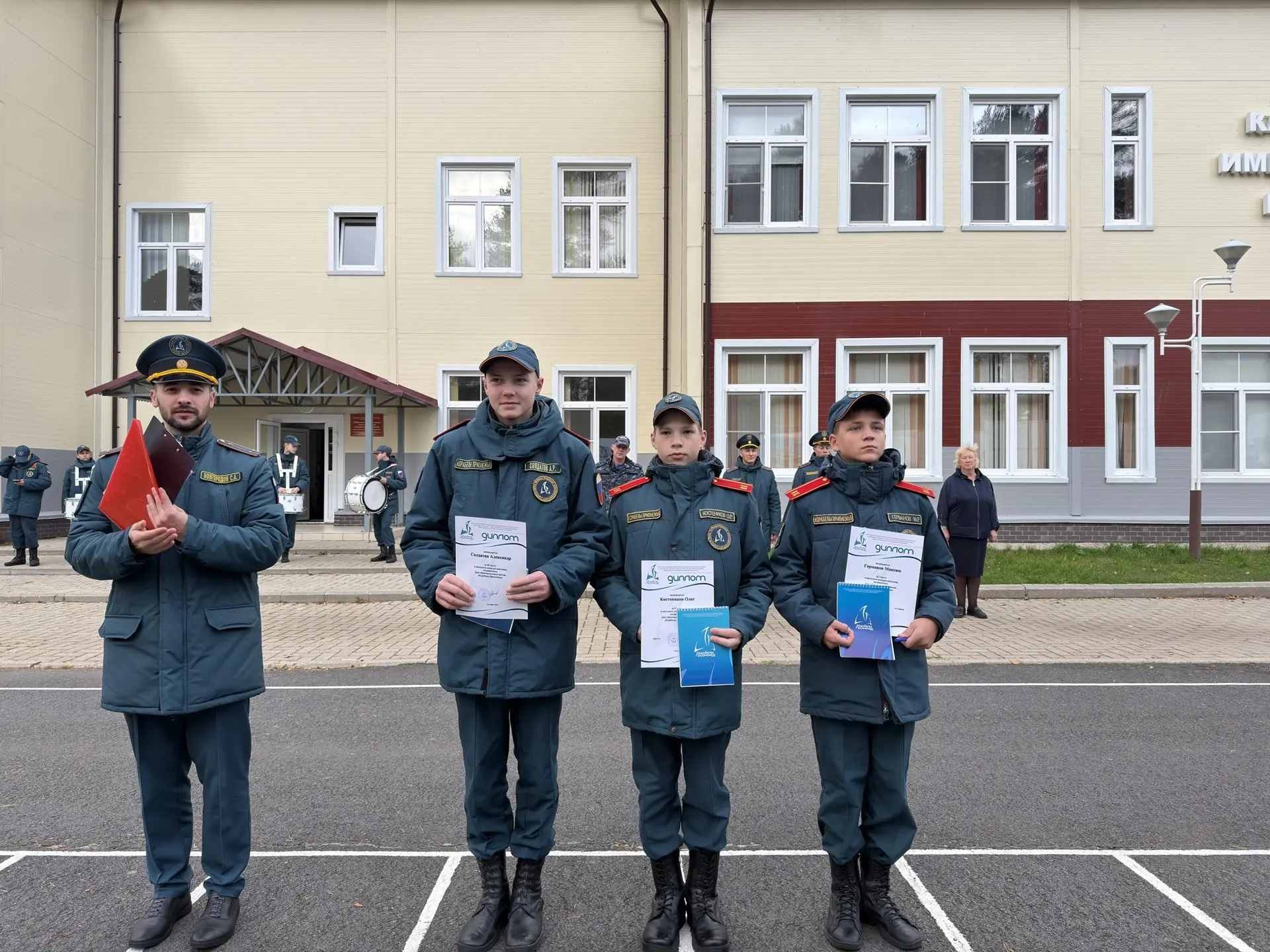 🇷🇺 Новый учебный день в кадетской школе «Корабелы Прионежья» начался с торжественной ...