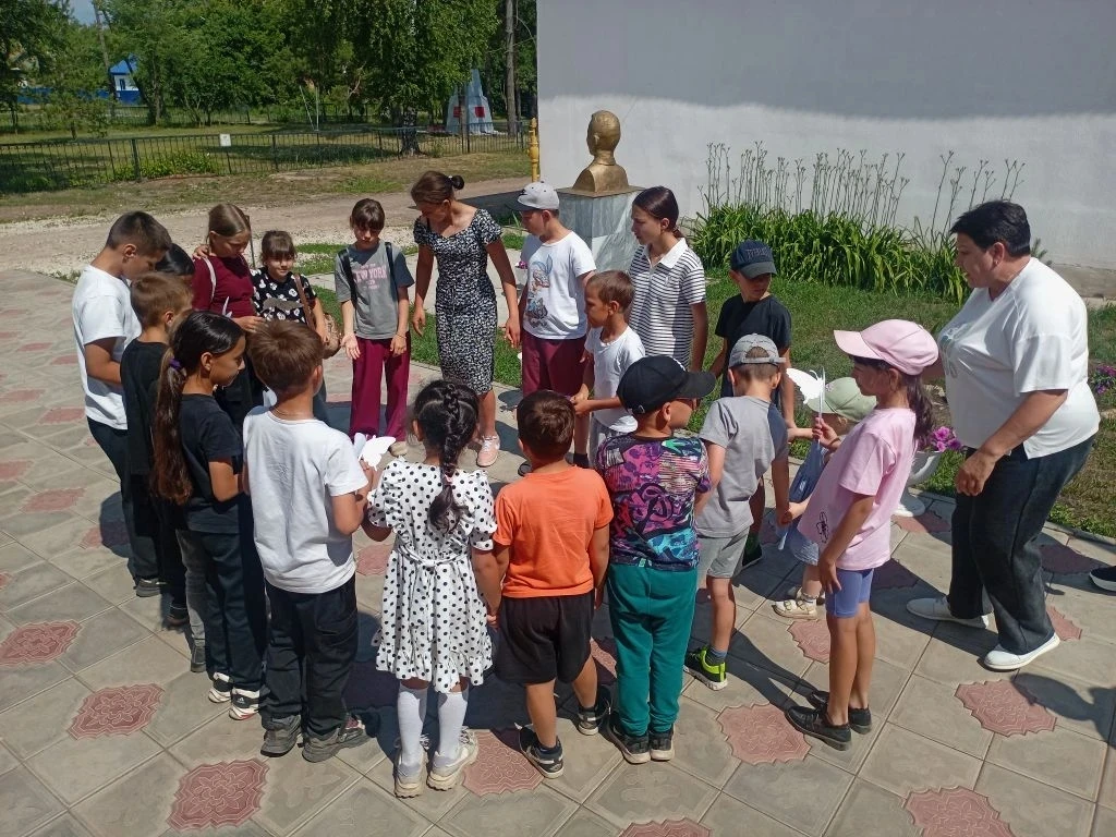 Пятнадцатый день в ЛДП "Алый парус".🌟🌞🏃‍♂️🏃‍♀️📸
Провели квест " Тайна пропавших крыльев" . Ребя