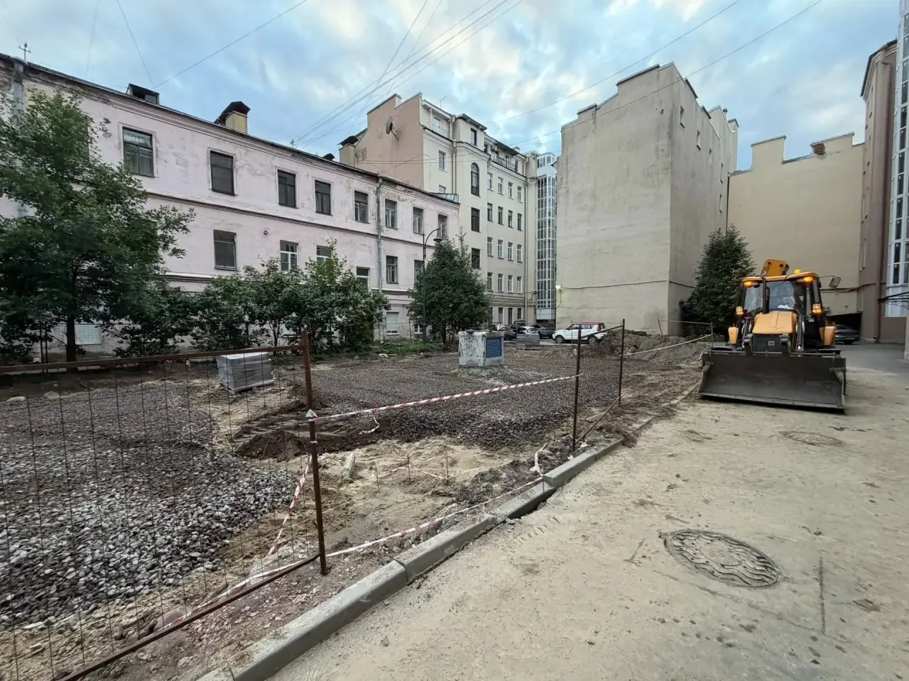 🏡 На Можайской активно благоустраивают детскую площадку