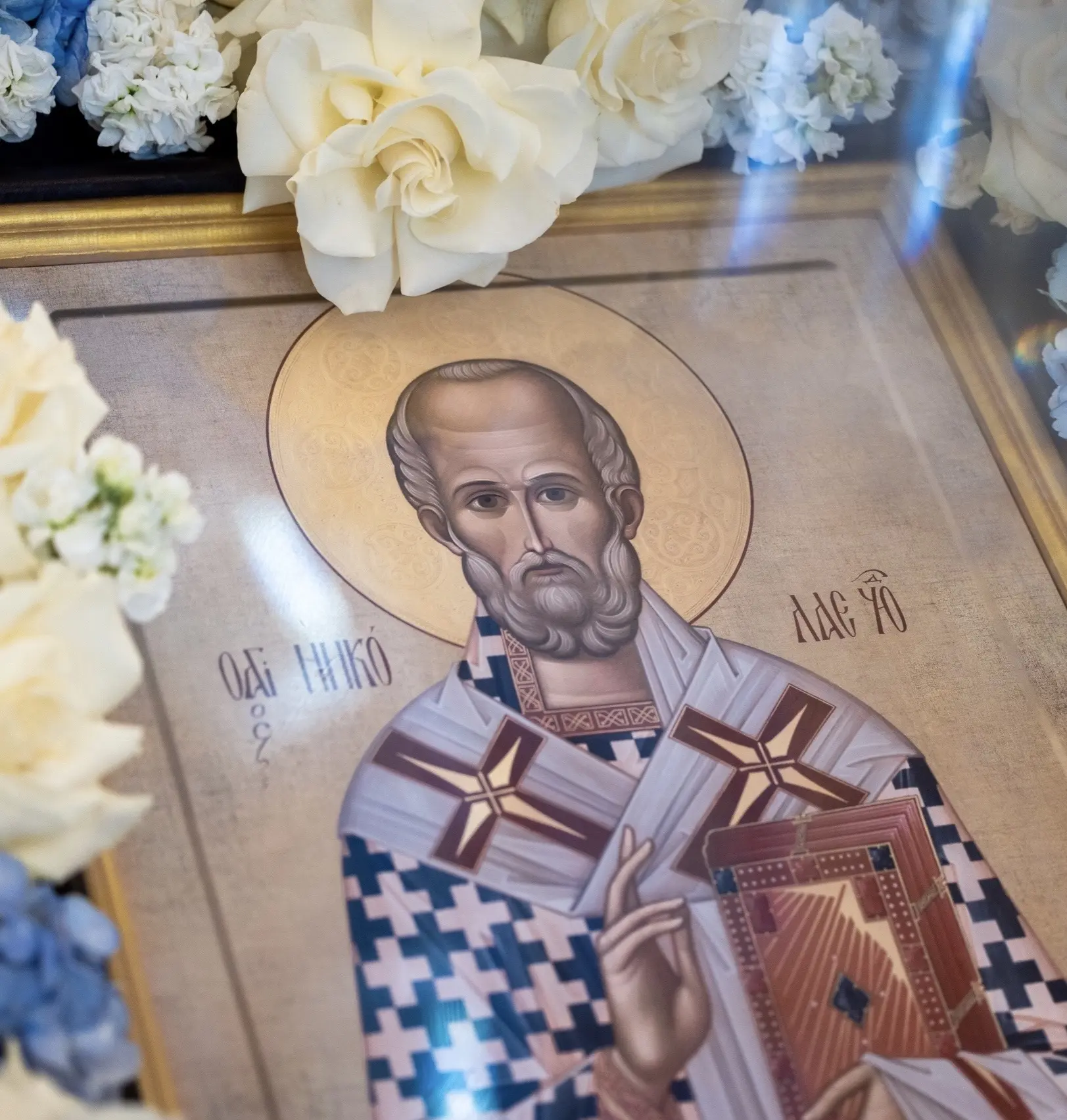 Святой у двери  Святитель Никола - рядом. В кармане у моряка. На кабине у шофёра. В палате у матери,