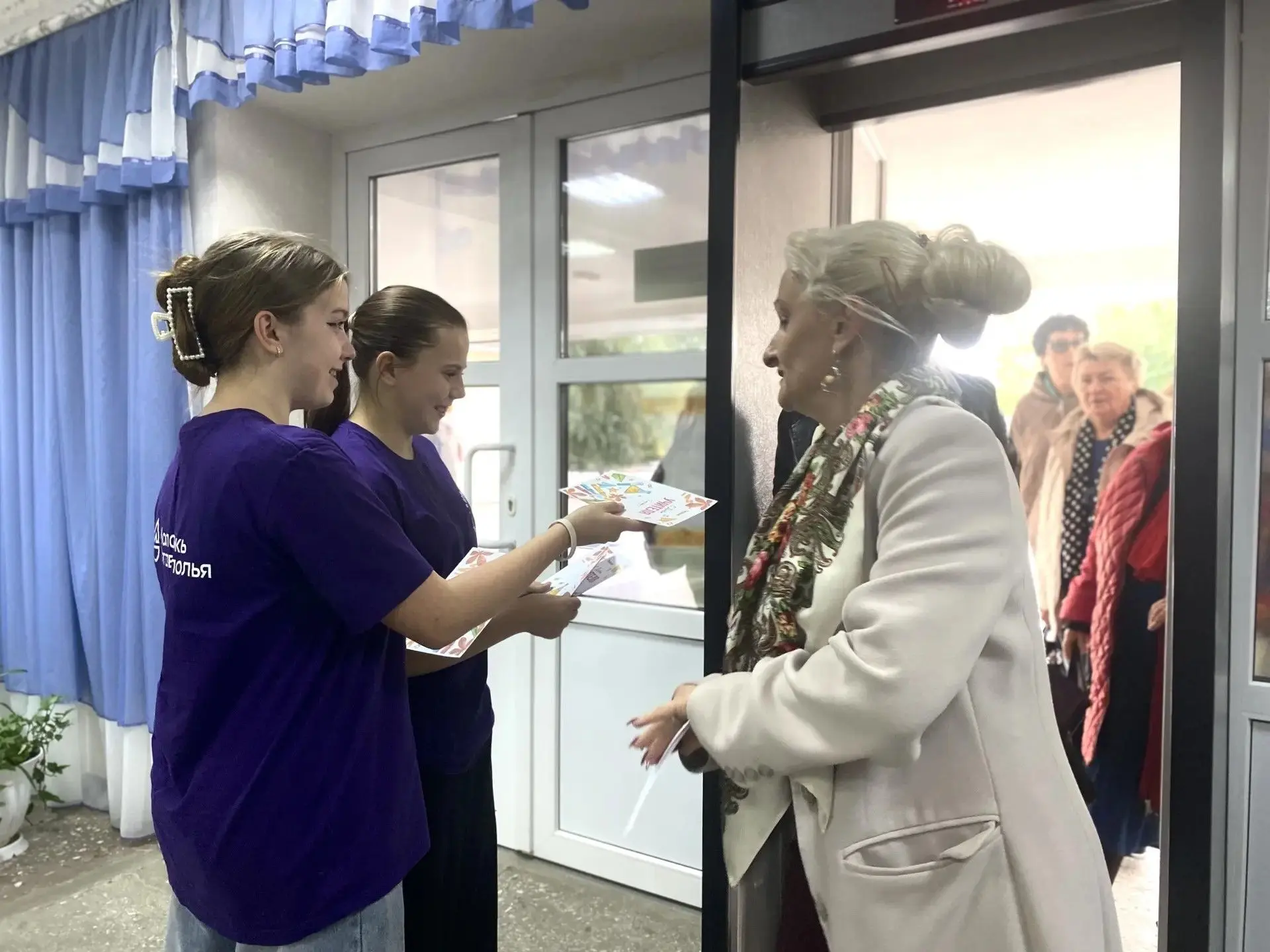 В селе Александровском волонтёры и активисты Движения Первых поздравили наших учителей!