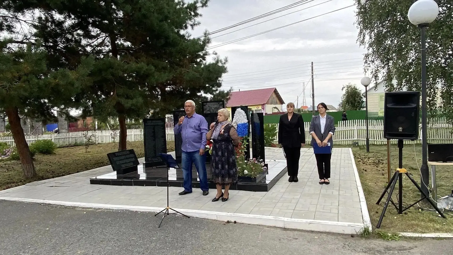 3 сентября на площади у мемориала в Покровском состоялся митинг «Пока мы помним, мы жив...