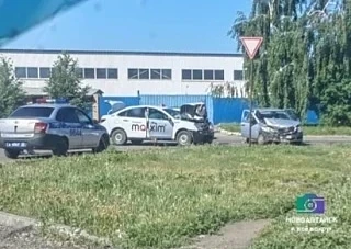 Улица Строительная - ДТП. 
На месте работают сотрудники ДПС 

Фото: Анастасия И.