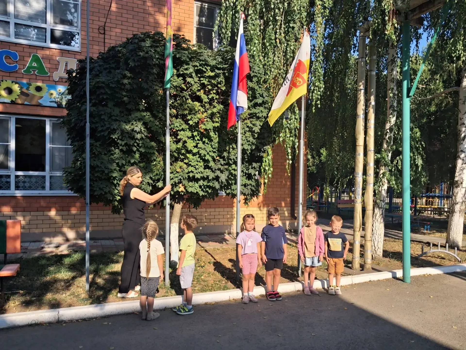 Вот так торжественно и красиво начинается каждая неделя в нашем саду. Ребята уже запомн...