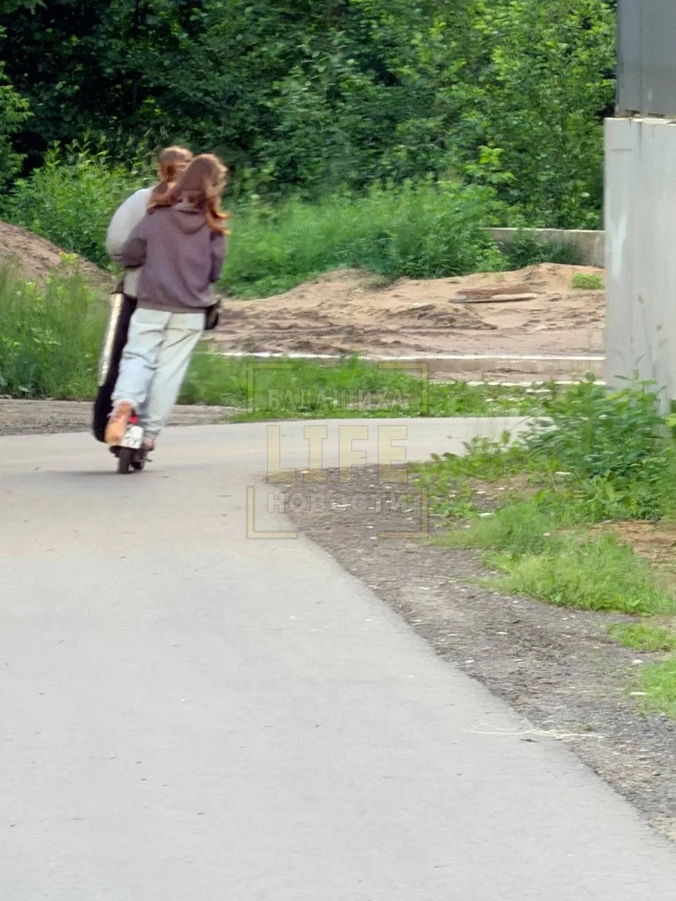 На Яганова две девочки лет 14 катались на самокате, кричали и пугали прохожих, напугали...