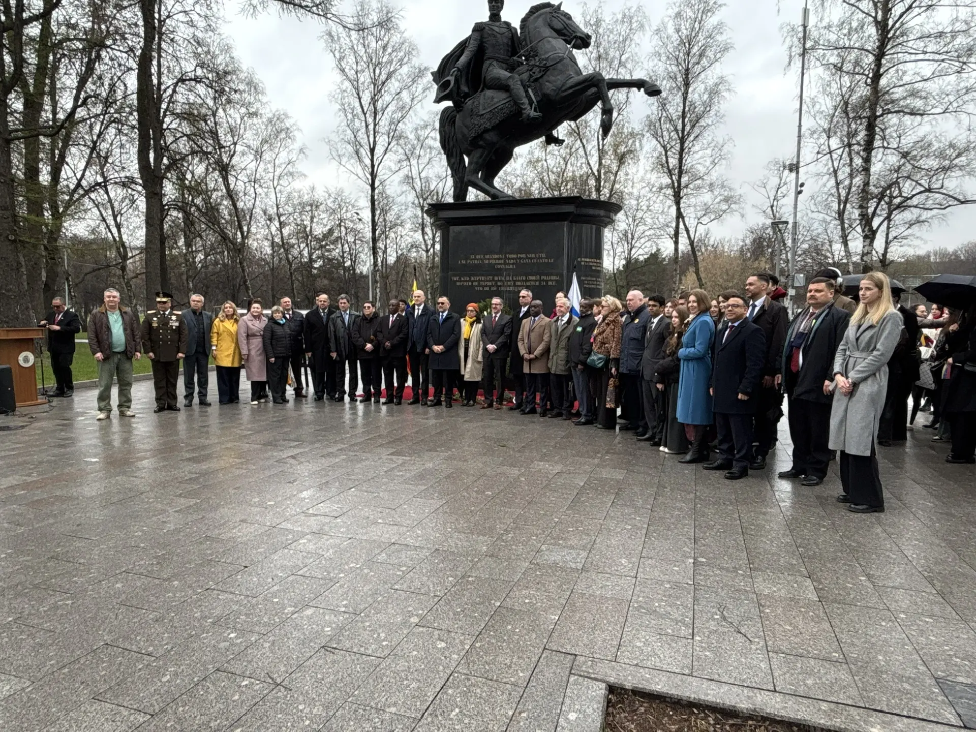🕯️ Возложение цветов к памятнику Симону Боливару  17 апреля учащиеся основного корпуса нашей школы п