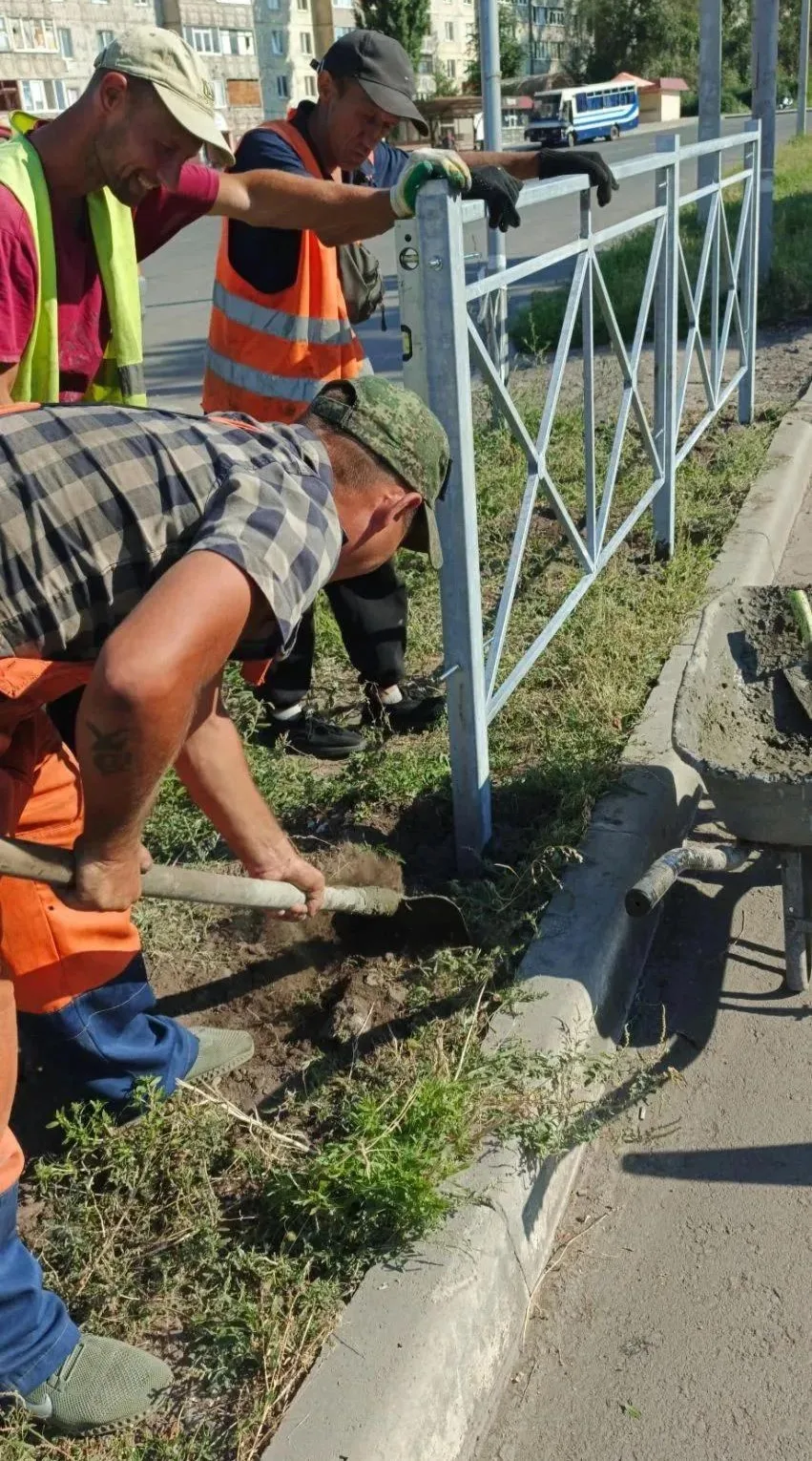 В Первомайске на участке региональной трассы продолжается установка перильных ограждений