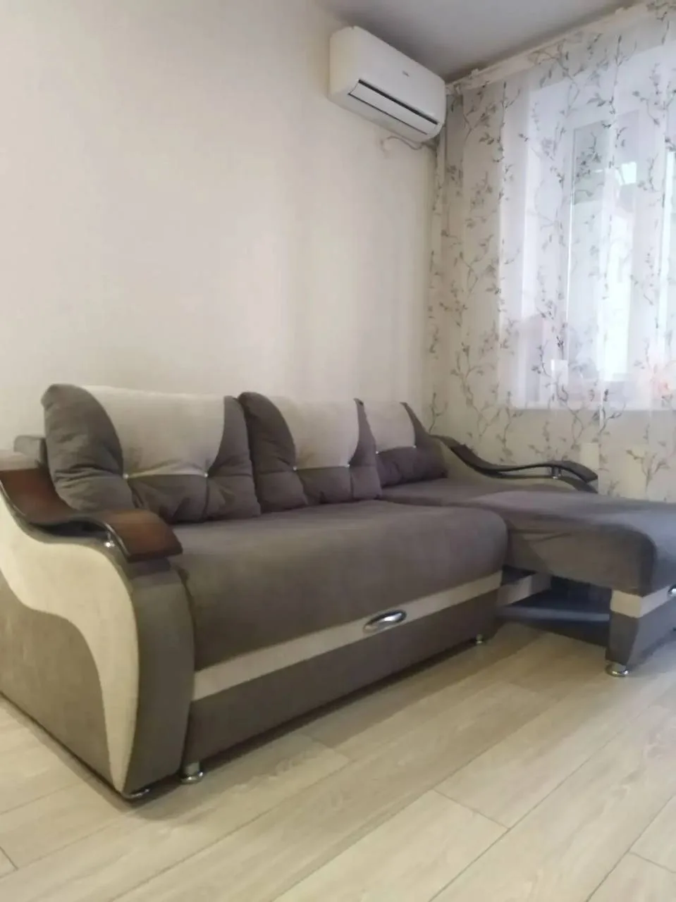 Продаётся диван, б/ у, в отличном состоянии, размеры: 200 *150, глубина сидячего места ...